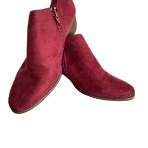 Refresh ankle bootie in maroon, size 7 but 6.5 will fit!​​​